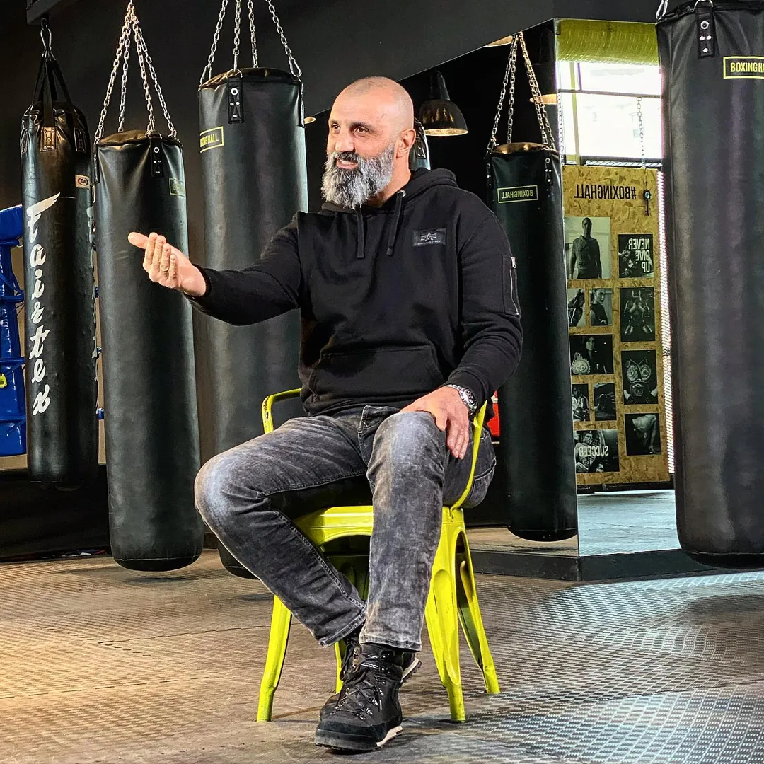 Boxinghall'ın torba hattında oturan Birol Topuz
