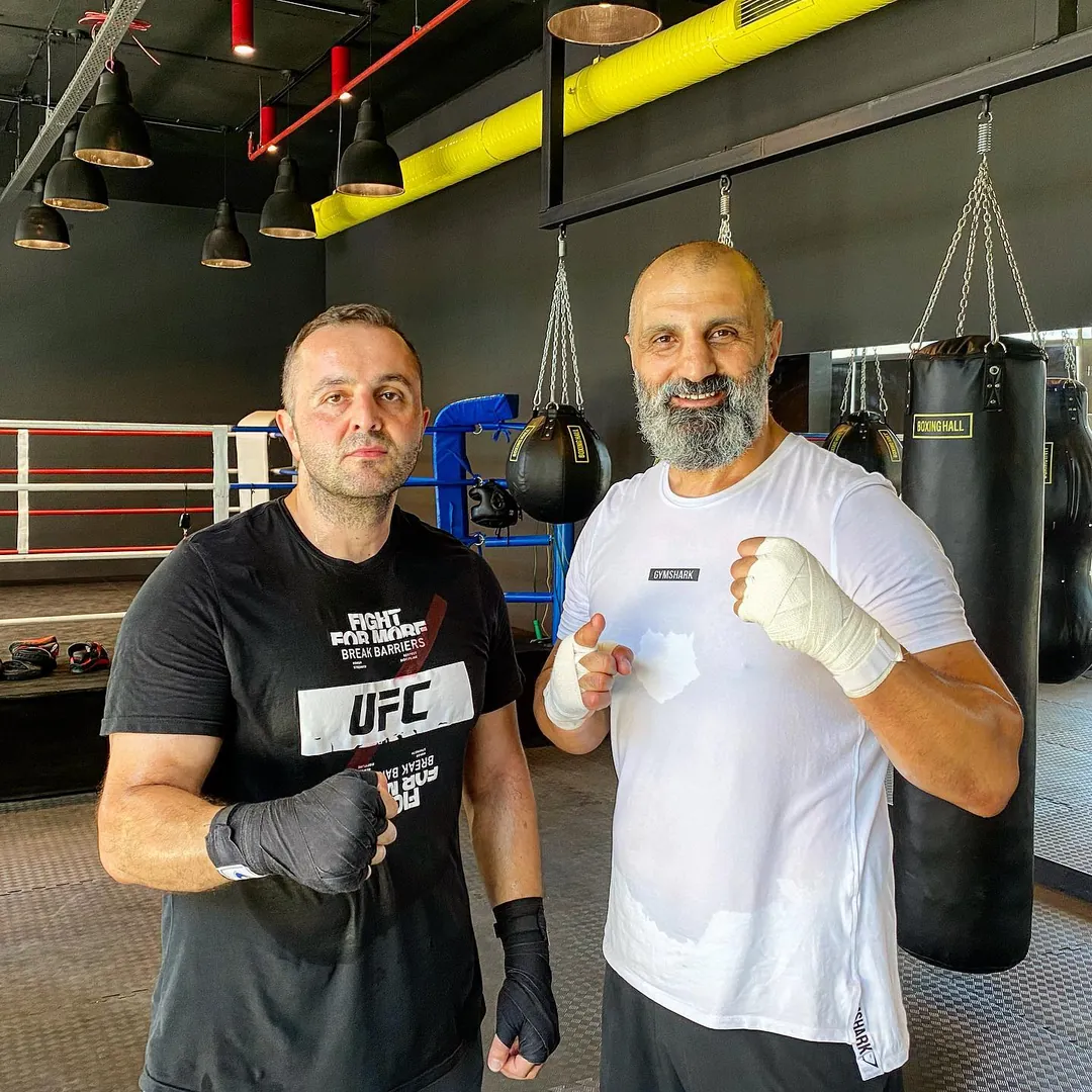 Boxinghall'ın torba hattı önünde Birol Topuz ve bir sporcu