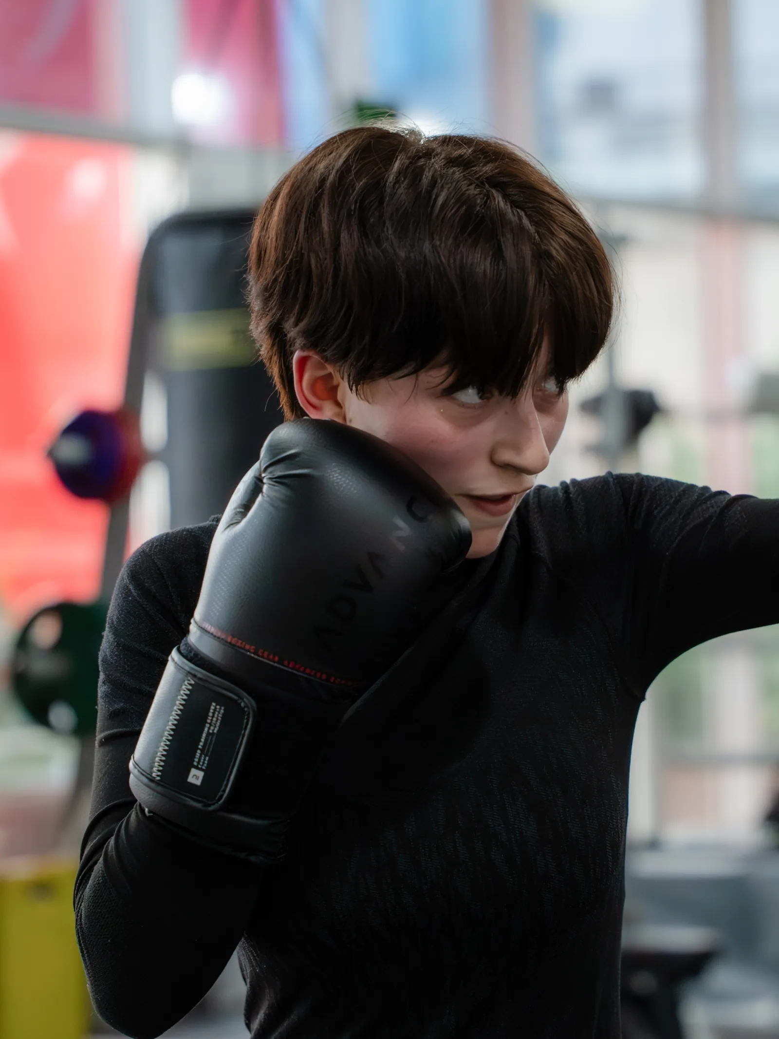 Boxinghall'da gard almış hâlde boks çalışması