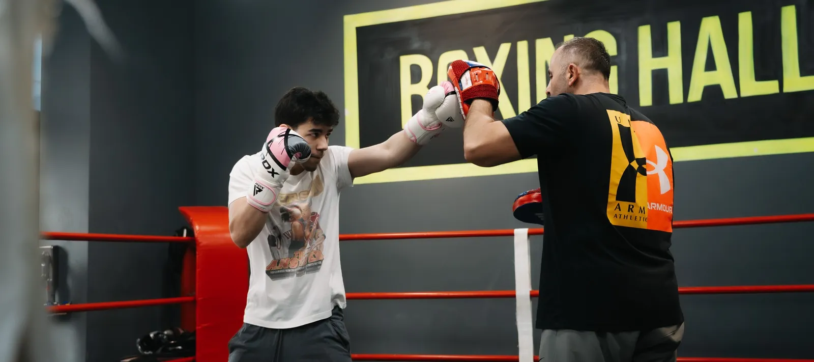 Boxinghall'da ring içinde boks çalışması