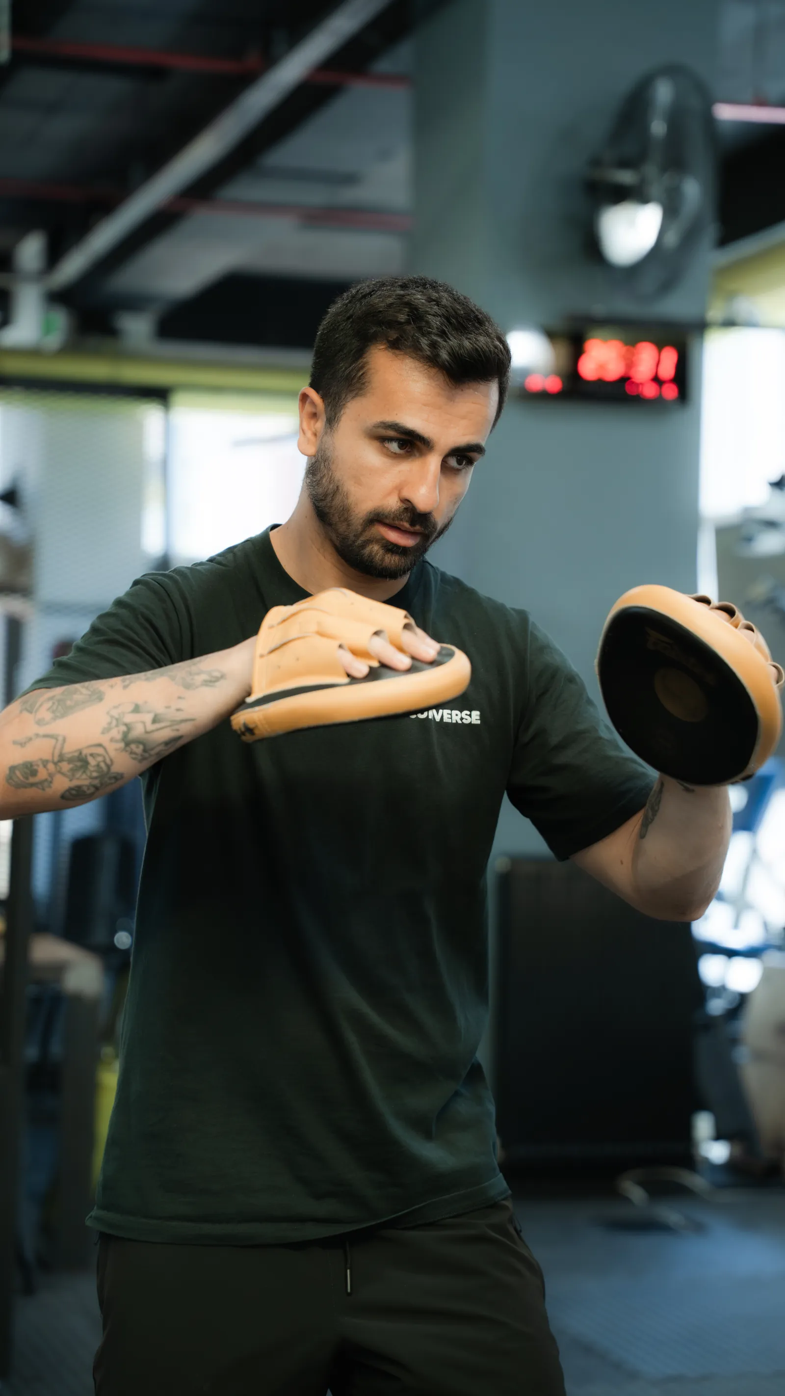 Boxinghall'da antrenörün lapa tutarak yaptırdığı çalışma