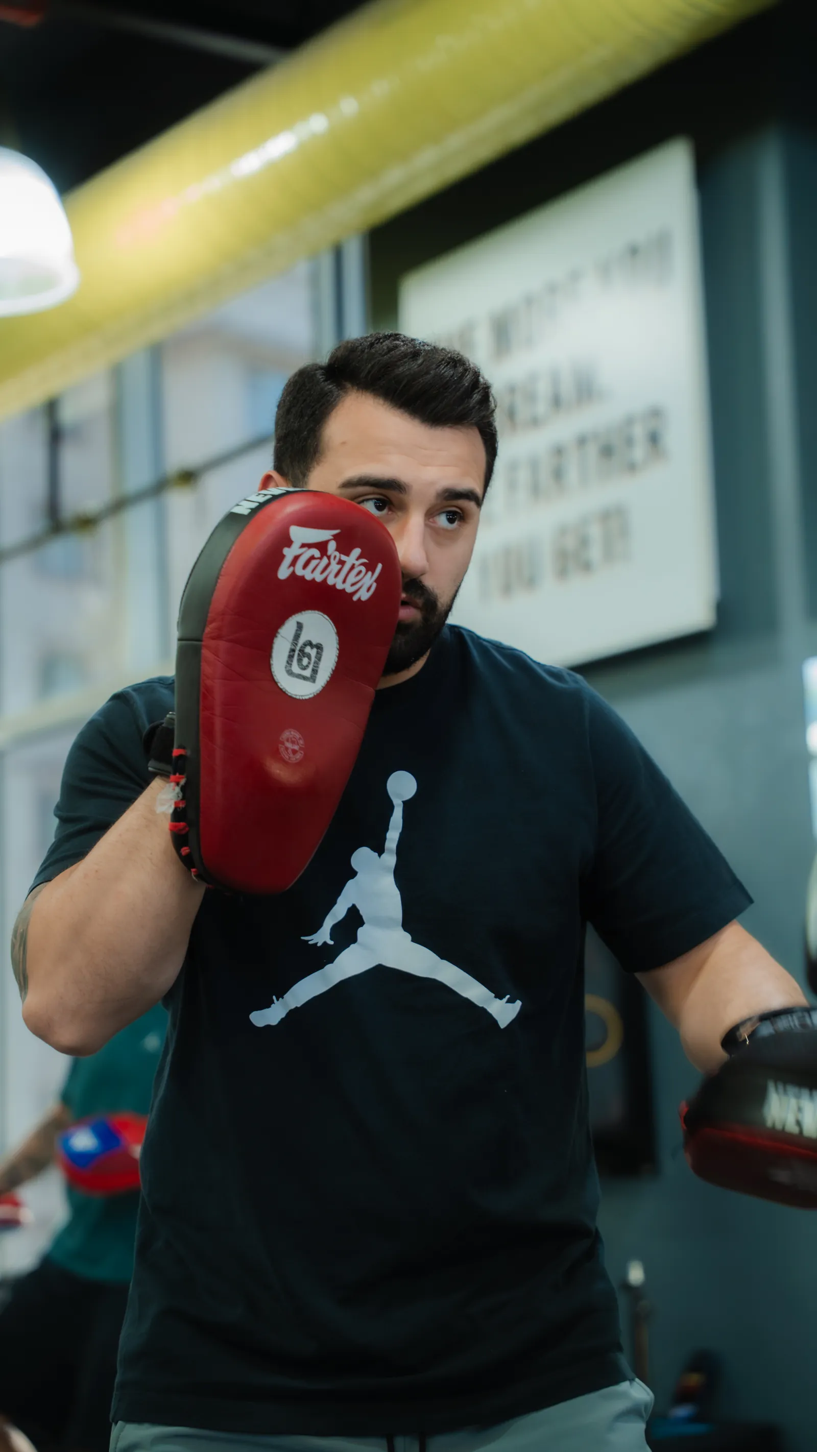 Boxinghall antrenörü birebir derste lapa tutarken