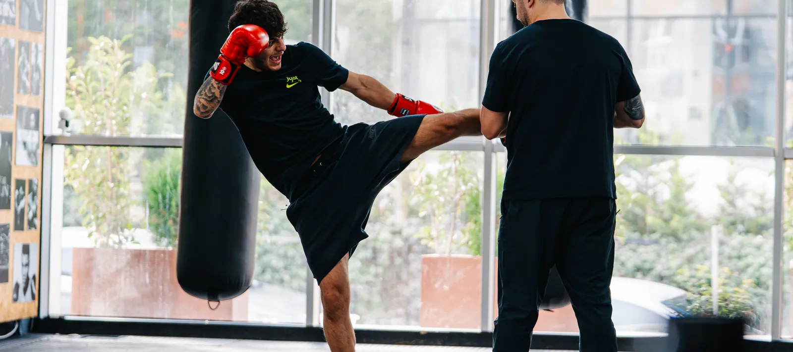 Boxinghall'da kick boks çalışmasından yakın bir kare