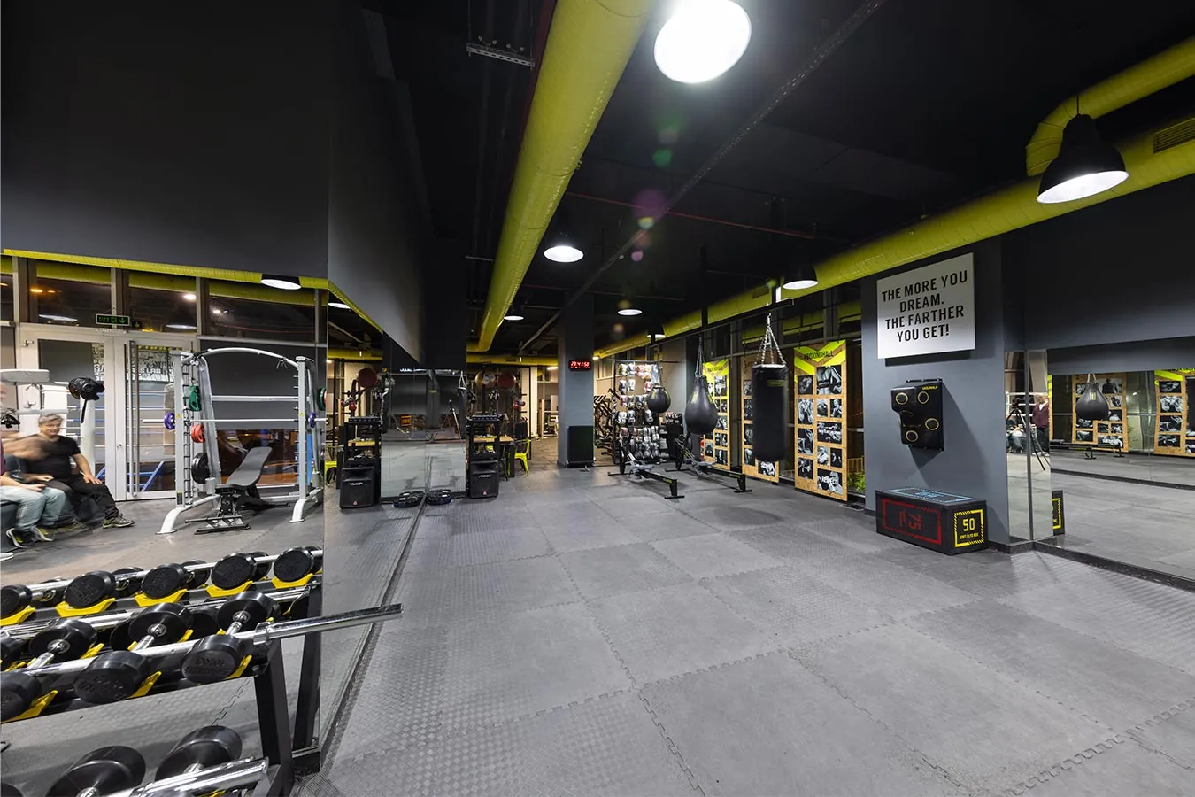 Boxinghall'da ağırlık ve kuvvet çalışma alanı