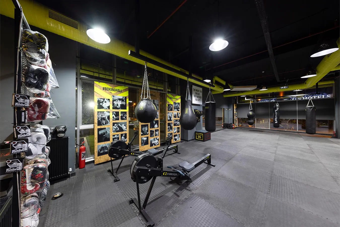 Boxinghall'da eldiven ve ekipmanların asılı olduğu duvar