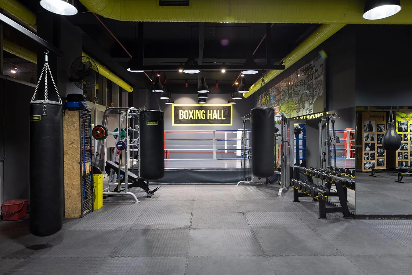 Boxinghall ringi ve birebir antrenman alanının genel görünümü