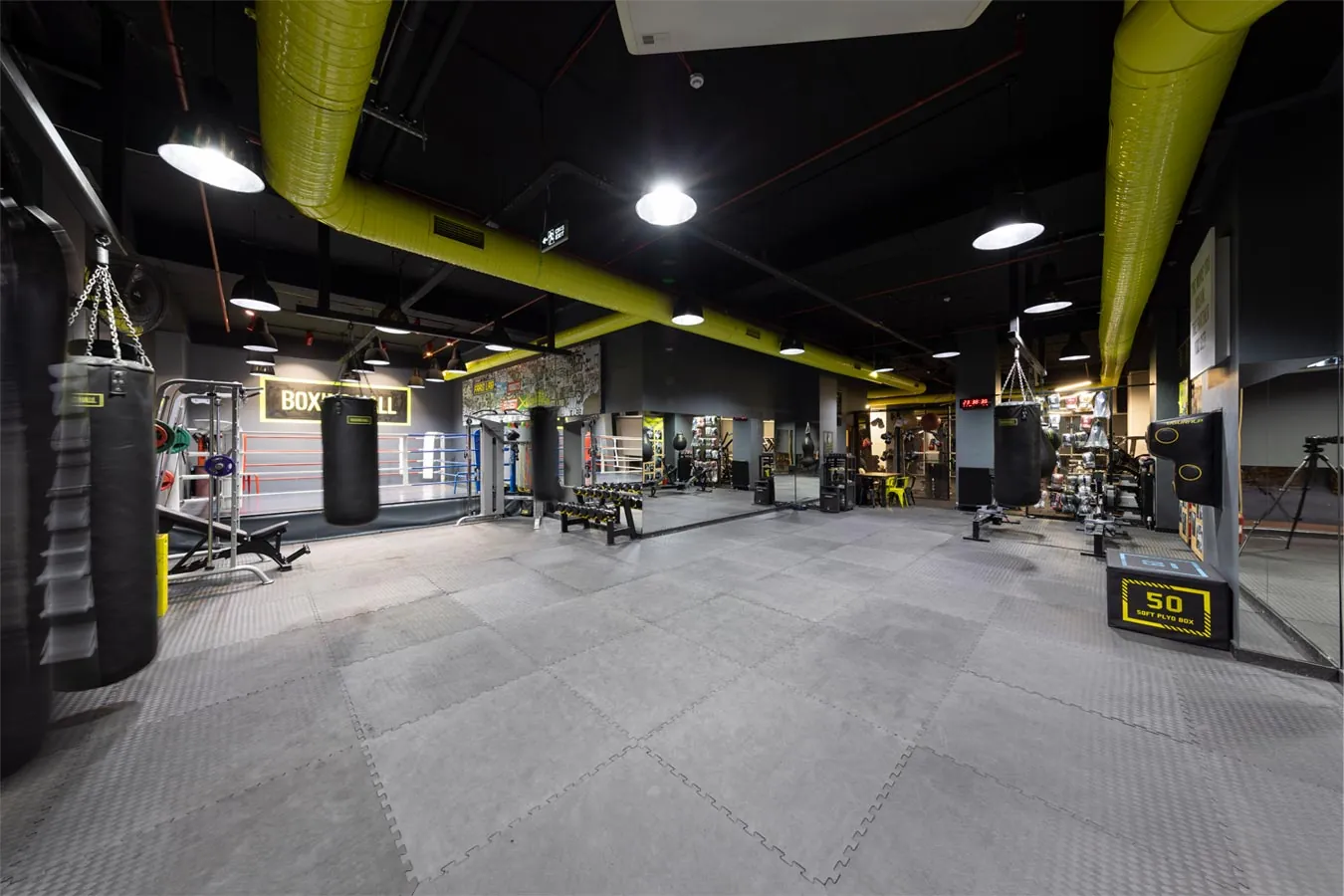 Boxinghall Ataşehir salonunun ring ve torba alanlarını gösteren geniş görünümü