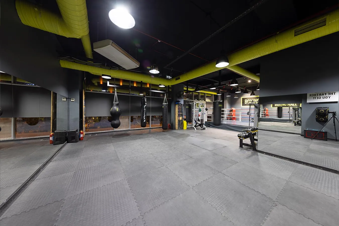 Boxinghall açık teknik çalışma zemini ve ring geçişi