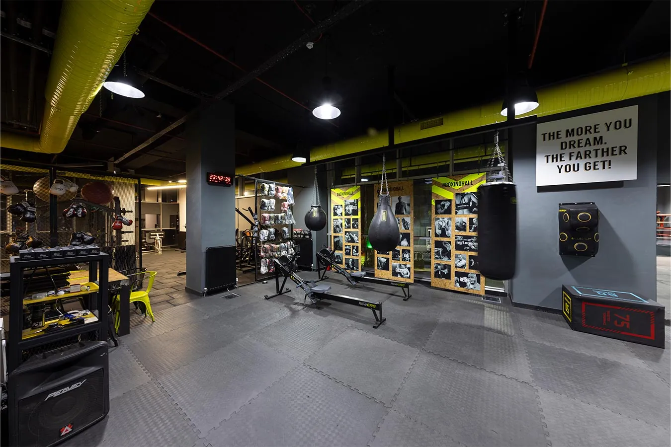 Boxinghall'da torba hattı ve kondisyon çalışma alanı